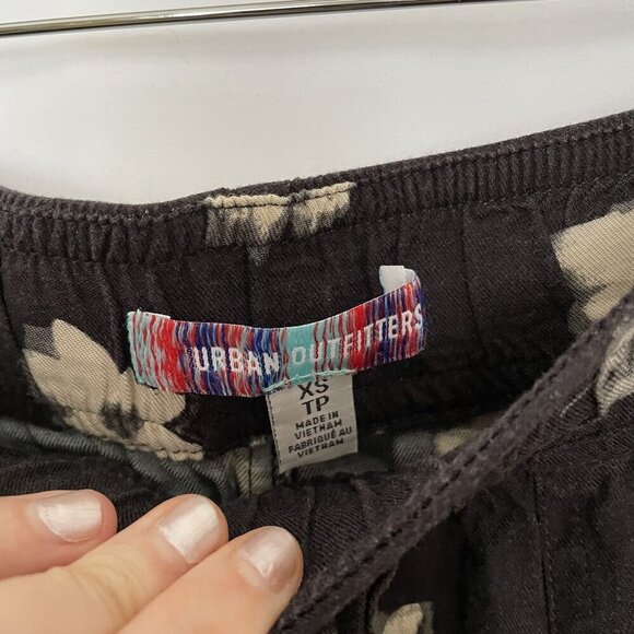 Urban Outfitters XS Black Floral Patterned Relaxed Fit Pants With Pockets - Picture 5 of 9